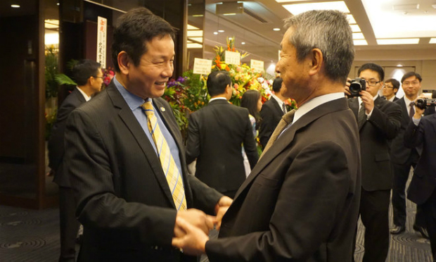 Chủ tịch FPT Trương Gia Bình chào đón khách hàng trong lễ kỷ niệm FPT Japan 10 năm.