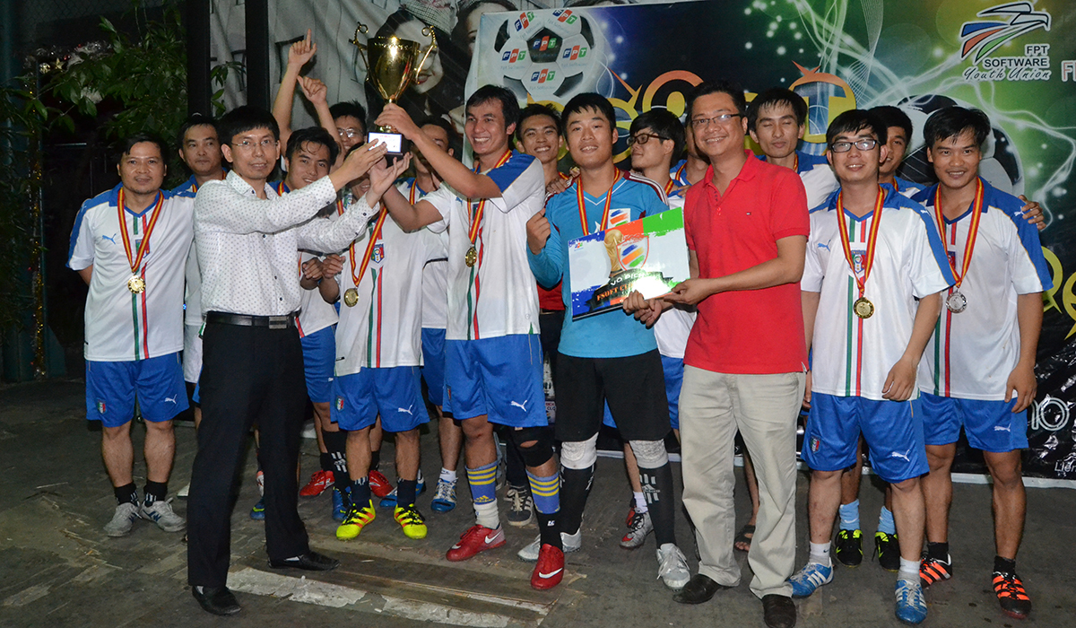 <p> GĐ FPT Software Đà Nẵng Nguyễn Tuấn Phương trao Cup vô địch cho đội trưởng Minh Đức. </p>