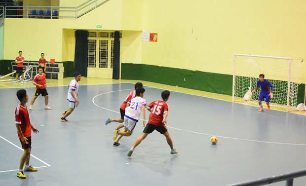 Cảnh Tuân (số 21) đóng vai người hùng giải cứu FPT Telecom thoát khỏi trận thua trước đội bóng chiếu dưới FPT Online.