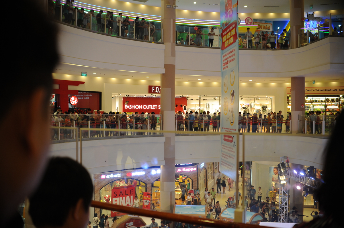<p> Khu sảnh kín chật cứng người nên nhiều khán giả phải lên hành lang các tầng của Aeon Mall Tân Phú để theo dõi.</p>