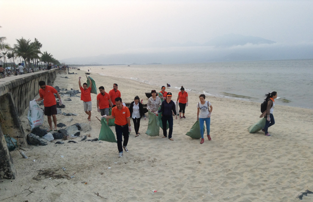 Sinh viên Brunei cùng cán bộ ĐH FPT dọn sạch rác ở biển Đà Nẵng hồi tháng 3/2015. Ảnh: Việt Nguyễn.