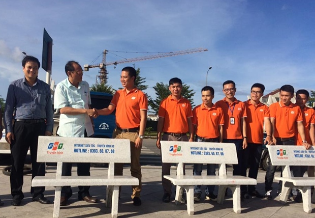 Lãnh đạo UBND thành phố Hà Tĩnh bắt tay thân mật với đại diện FPT Telecom Hà Tĩnh.