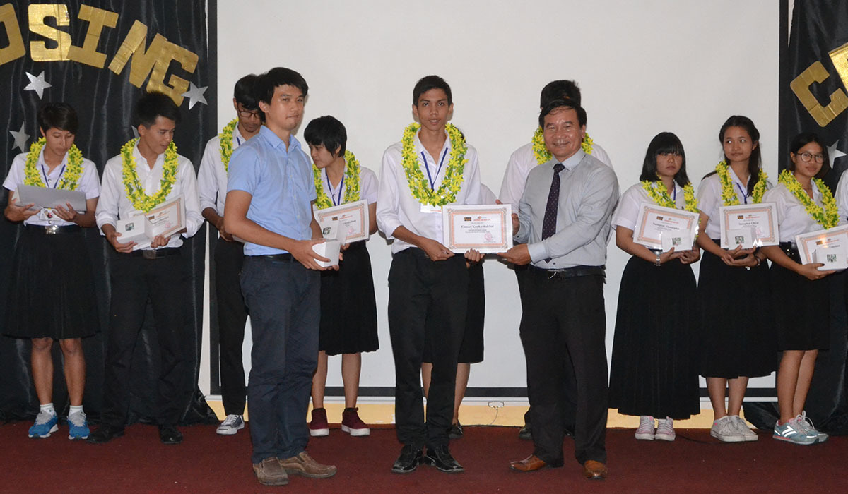 <p class="Normal" style="text-align:justify;"> Đại diện ĐH FPT trao chứng chỉ tiếng Anh cho 21 sinh viên Thái Lan sau khi hoàn thành khó học. Trong tháng 5, Khối Phát triển sinh viên quốc tế (FGO) thuộc ĐH FPT cơ sở Đà Nẵng đã tổ chức lễ tổng kết và trao chứng chỉ hoàn thành chương trình thực tập cho 15 sinh viên ĐH Quốc gia Brunei.</p>