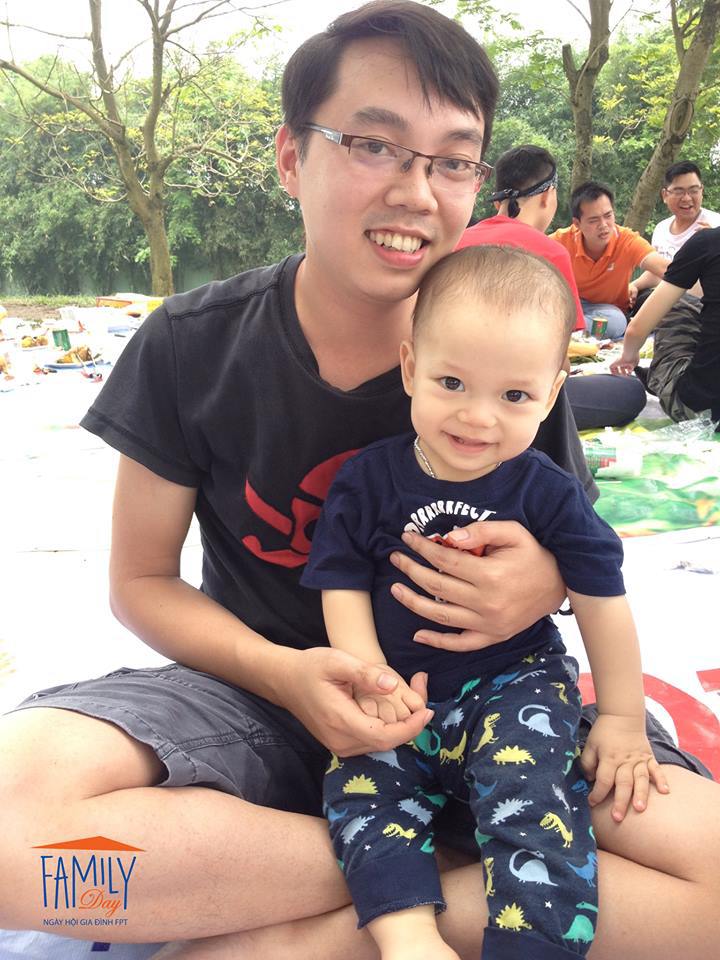 <p class="Normal"> Cháu Đặng Huy Khánh, 1 tuổi, và bố <span>Đặng Huy Dũng, FPT Software, vui vẻ trong ngày hội </span><span>Sum-up của BU28.</span></p>