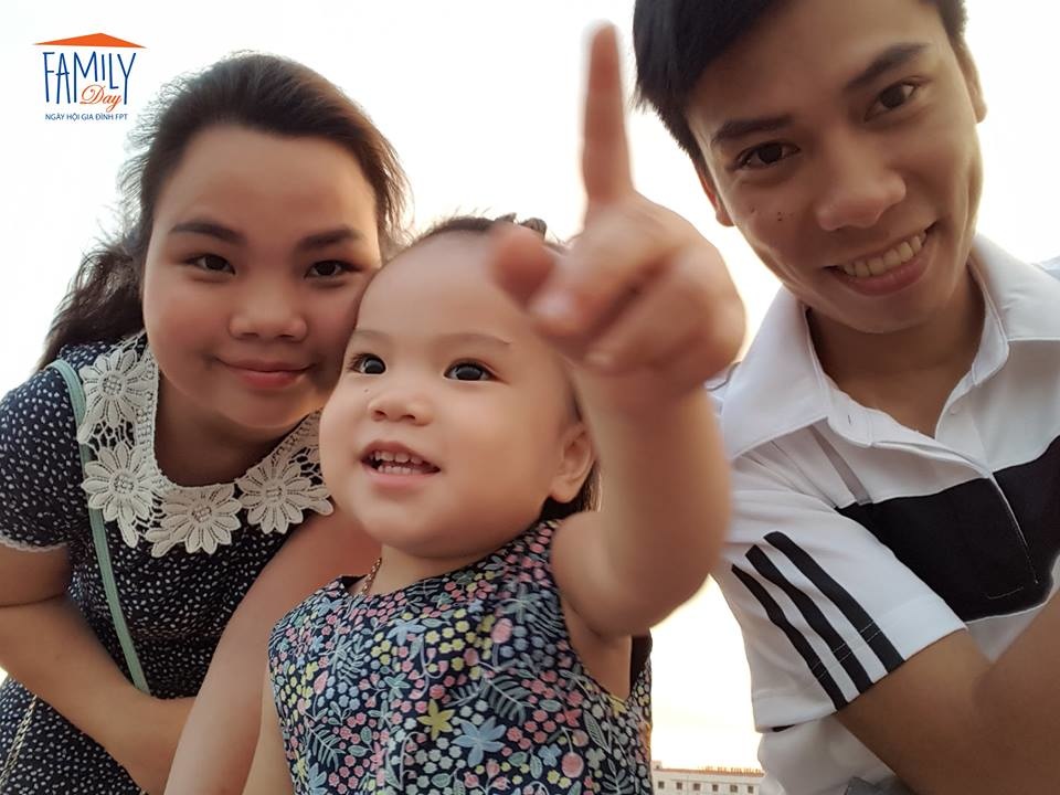 <p class="Normal"> Cháu Trần Ngọc Minh Châu, sinh năm <span>2014, con bố </span><span>Trần Ngọc Tú, FPT Software, </span><span>chụp selfie cùng gia đình khi tham gia buổi teambuilding của FSU.</span></p>