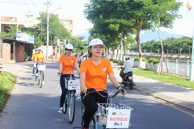 Nhóm bắt đầu đạp xe giữa tiết trời oi bức của mùa hè Đà Nẵng để giới thiệu về chiến dịch, nâng tầm nhận thức môi trường.