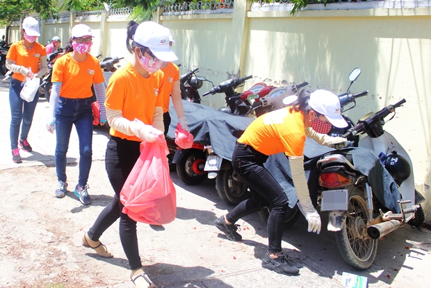 10h30, sau khi kết thúc môn thi thứ nhất của ngày thi đầu tiên, nhóm bắt đầu phân chia nhiệm vụ để len lỏi vào từng ngóc ngách và dọn dẹp sách sẽ các túi rác