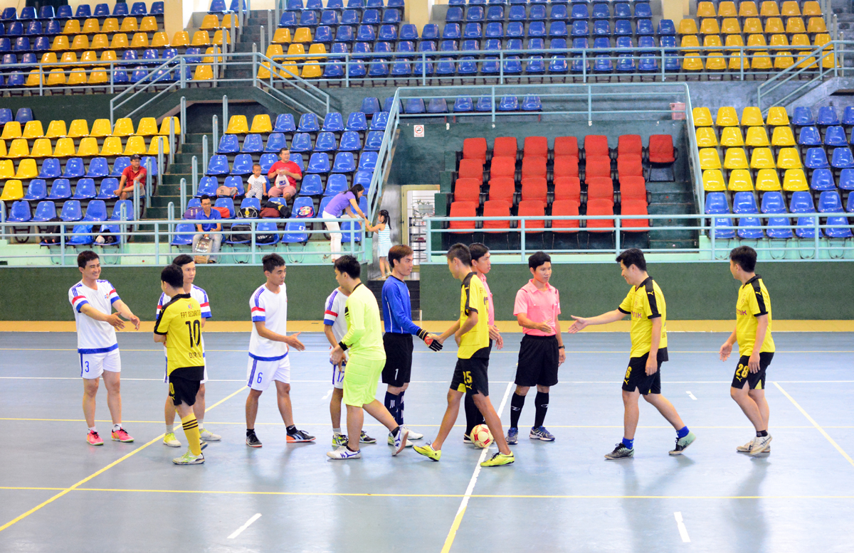 <p> Sáng nay (3/7), hai trận tử chiến ở vòng bán kết giải bóng đá truyền thống FPT HCM - Futsal FPT HCM 2016 đã chính thức diễn ra trên sân Rạch Miễu, quận Phú Nhuận, TP HCM. Mở đầu cho cuộc đua giành tấm vé chung kết của giải là màn đọ sức giữa đội dẫn đầu bảng A - <strong>FPT Telecom</strong> và đội xếp thứ 2 bảng B - <strong>FPT Securities</strong>. </p>