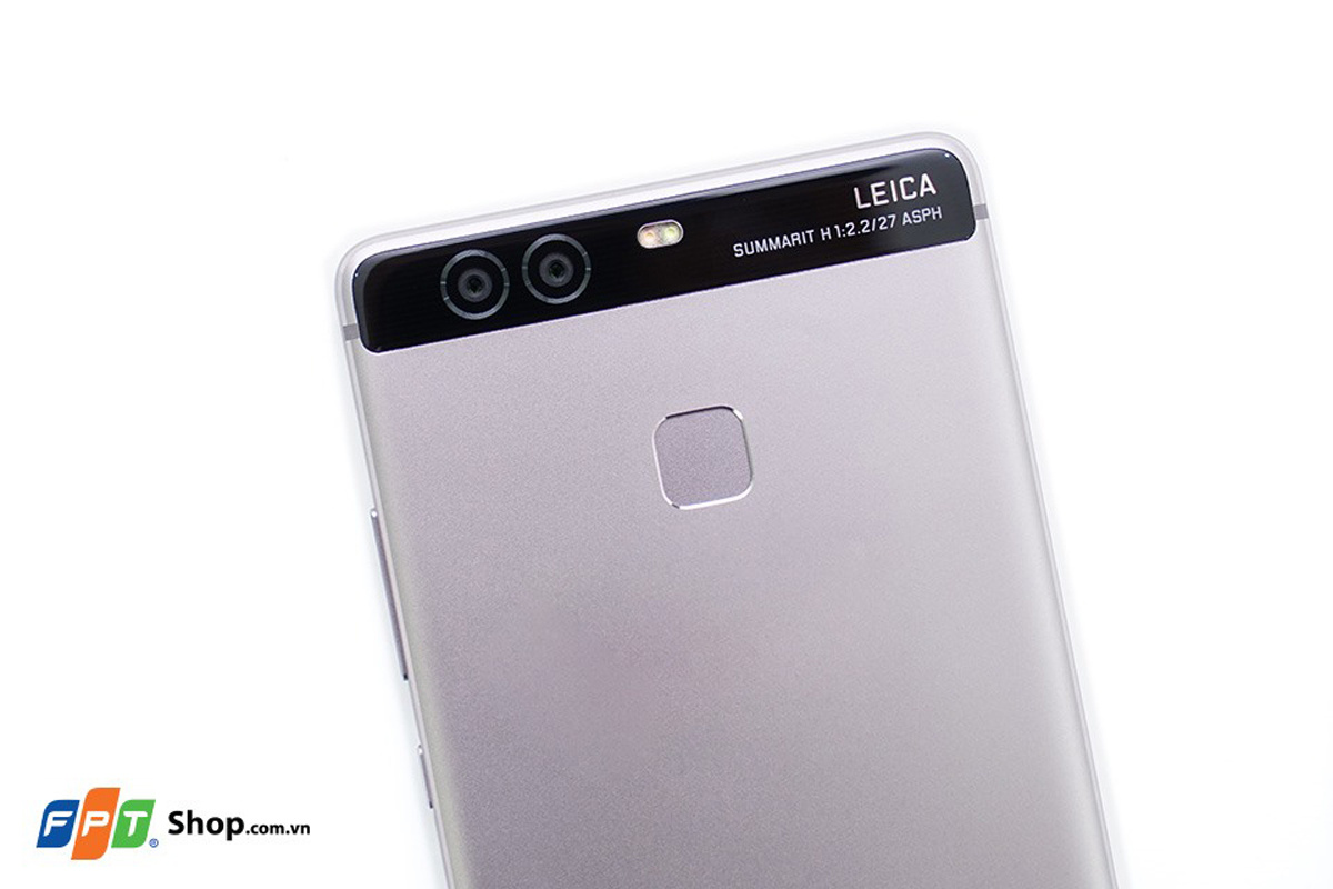 <p> Điểm đáng chú ý nhất trên Huawei P9 chính là camera. Ngoài việc camera trước có độ phân giải lên đến 8 MP thì máy còn sở hữu cụm camera kép phía sau đều có cảm biến 12 MP, trong đó có một camera chụp ảnh Monochrome do hãng Leica đình đám hợp tác hiệu chỉnh, giúp người dùng có được những bức ảnh trắng đen cực kỳ ấn tượng. Phía dưới cụm camera là nút cảm biến vân tay cho phép mở máy nhanh và bảo mật tốt hơn.</p>