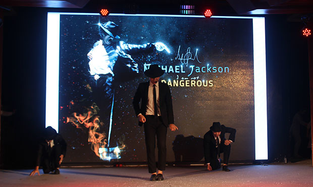 <p class="Normal"> Hưởng ứng tiết mục của beatboxer hàng đầu Việt Nam Minh Kiên khi trình diễn nhảy Michael Jackson, nhiều bé còn nhún nhảy theo ở phía dưới sân khấu.</p>