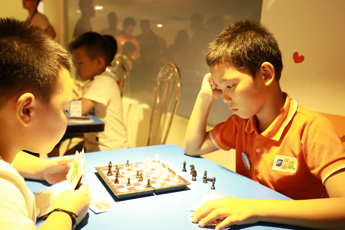 <p> Nhiều bé yêu thích bộ môn thể thao trí tuệ có thể tham gia đấu cờ.</p>