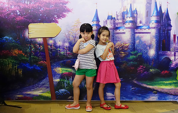 <p> Ngay khi bước vào khu Kizciti, các bé đã được tham gia cuộc thi tạo dáng với backdrop của chương trình. Trong ảnh, bé Bảo Quyên con mẹ Thu Phương, FPT HO (phải), nhí nhảnh trong bộ trang phục màu hồng đáng yêu.</p>