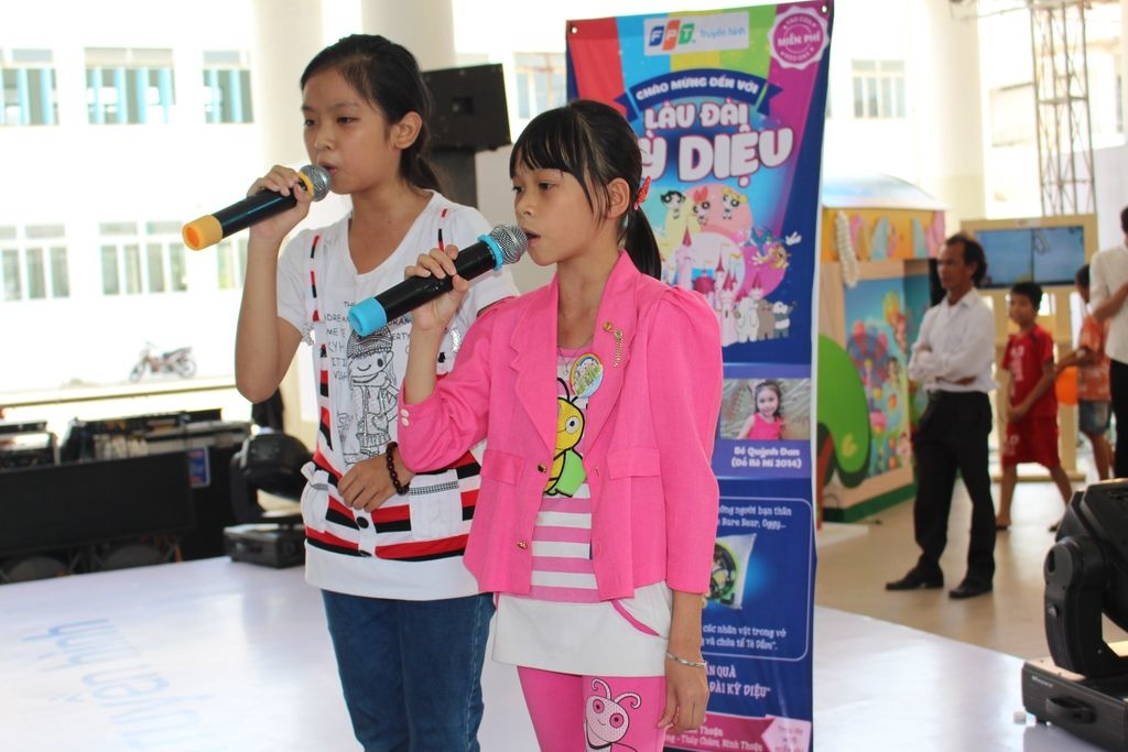 <p> Trong sự kiện, FPT Telecom Ninh Thuận tổ chức thêm cuộc thi hát Karaoke trên Truyền hình FPT, vẽ tranh, trò chơi giao lưu với các bé. </p>