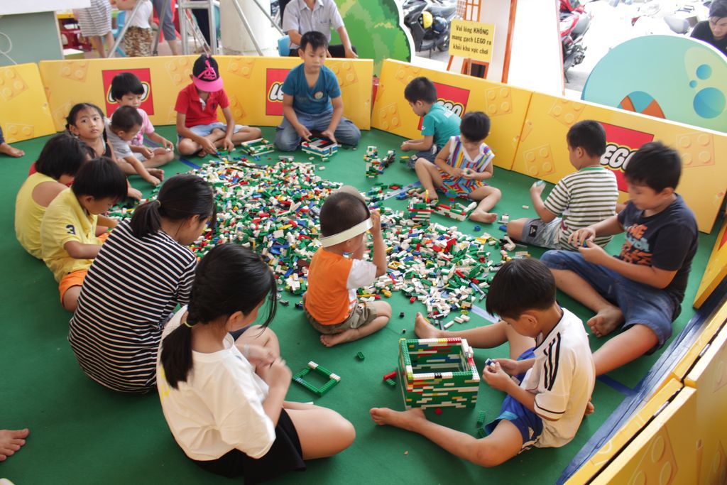 <p class="Normal"> Khu vực “Trang trại đồ chơi” xung quanh khuôn viên sự kiện luôn hút các tín đồ nhí. Các bé được trổ tài làm bánh, vẽ tranh, nặn đất sét, tô màu, xây dựng lâu đài qua các trò chơi lắp ráp sáng tạo lego… Các hoạt động này diễn ra liên tục trong hai ngày, tạo thành sân chơi lý thú được trẻ em Ninh Thuận yêu thích.</p>