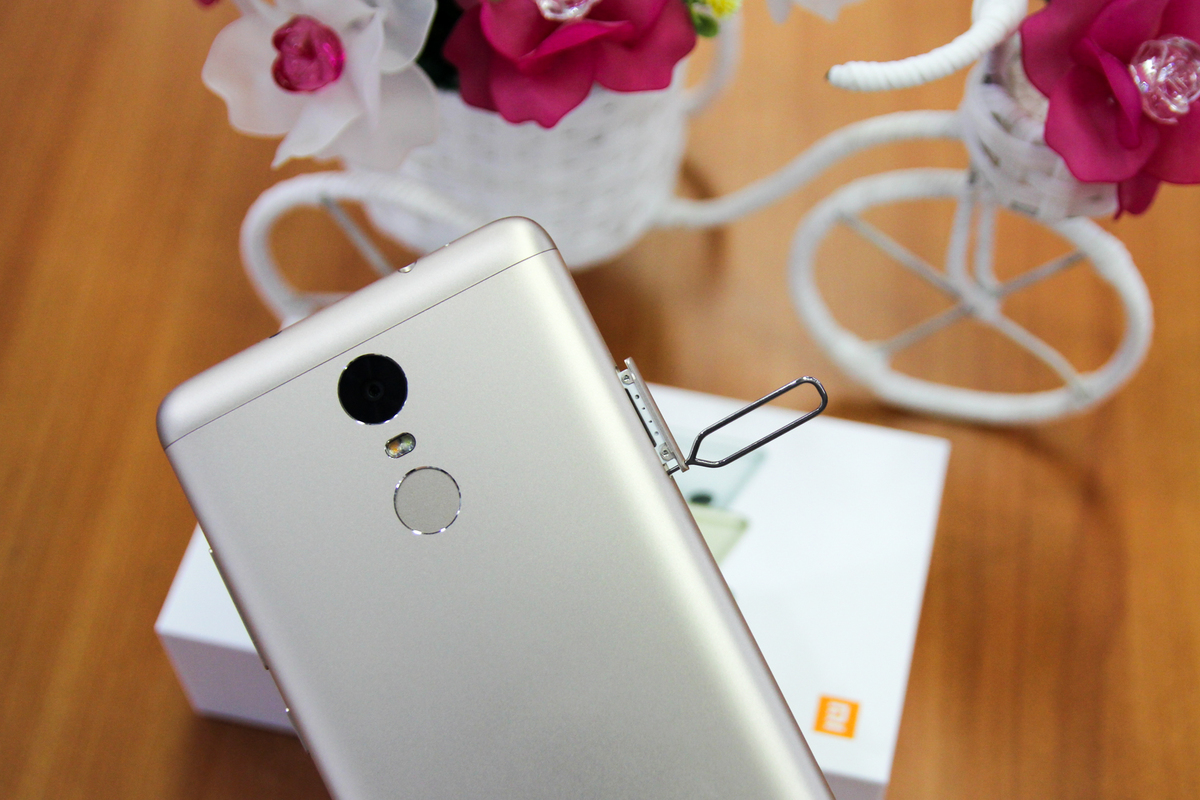 <p class="Normal"> Cạnh trái bố trí khe cắm SIM với 2 khay SIM của Xiaomi Redmi Note 3 Pro đều hỗ trợ kết nối 4G LTE.</p>