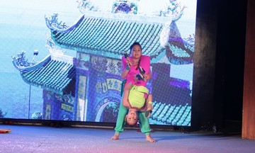 Cặp song sinh Gia Linh - Gia Bảo nhảy múa trên sân khấu FPT