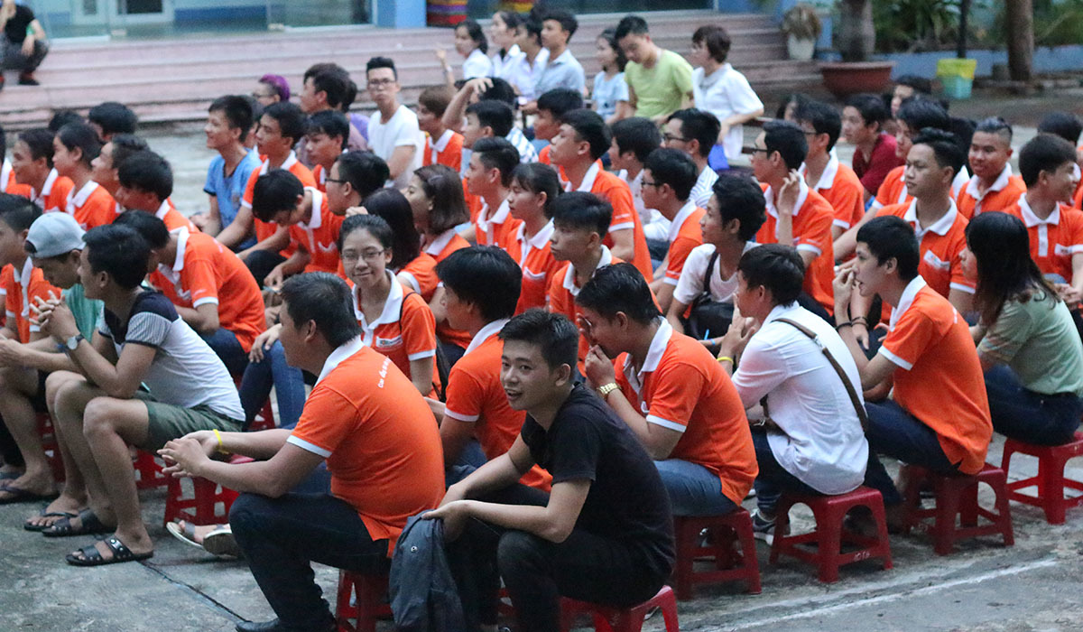 <p class="Normal" style="text-align:justify;"> Nhân dịp mừng 6 tuổi, FPT Polytechnic Đà Nẵng đã tổ chức chương trình teambuilding và giao lưu văn nghệ, dành cho hơn 100 sinh viên và cán bộ, giảng viên toàn trường vào tối ngày 12/7. Hoạt động nhằm giúp mọi người nâng cao tinh thần đoàn kết, giao lưu giữa sinh viên và giảng viên trong toàn trường. Năm nay, chương trình còn có sự tham gia của sinh viên Thái Lan và Local exchange.</p>
