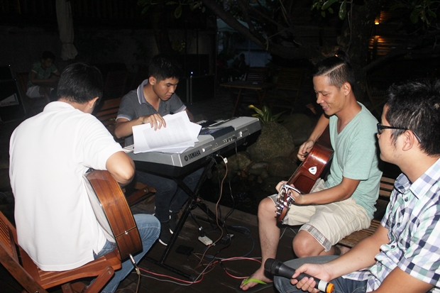 Tối 12/7, đêm tổng duyệt chương trình Hội quán âm nhạc tháng 7 của Ban Văn hóa - Đoàn thể FPT Đà Nẵng đã diễn ra tại NIA Cafe, số 3/12 Phan Thành Tài.