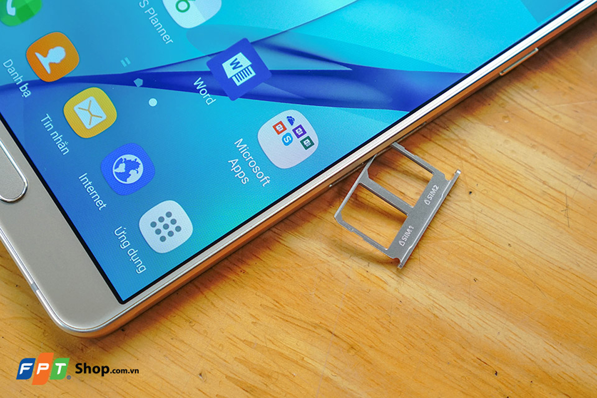 <p> Ấn tượng nhất trên sản phẩm Galaxy A9 Pro chính là viên pin 5.000 mAh, biến nó trở thành chiếc smartphone sở hữu thỏi pin dung lượng lớn nhất hiện tại của Samsung.</p>
