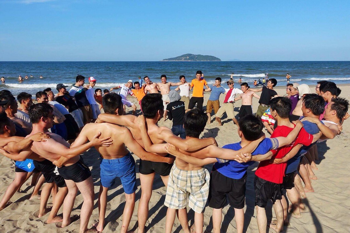 <p> Tại đây, CBNV đã được tham gia các hoạt động gắn kết vô cùng sôi động. Mini gameshow trên bãi biển với các trò chơi: Chung sức đồng lòng, đưa nước về nguồn, ai dài hơn ai, định vị toàn cầu hay chuỗi trò chơi tiếp sức liên hoàn…</p>