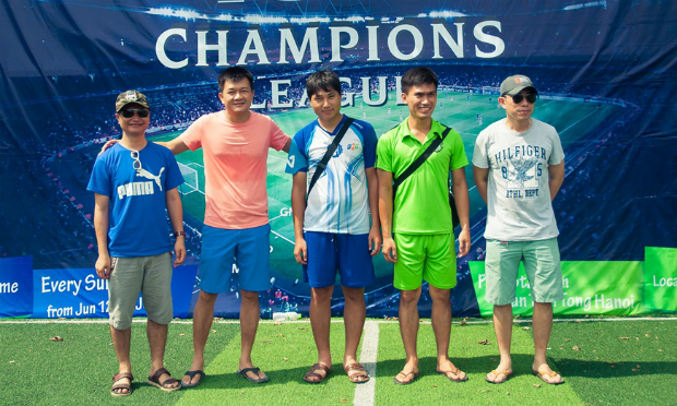 TGĐ FPT Software Hoàng Việt Anh cùng ban lãnh đạo FSU1 trao giải cho vua phá lưới và thủ môn xuất sắc.