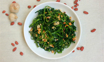 Rau muống xào lạc giòn bùi chỉ với ba bước