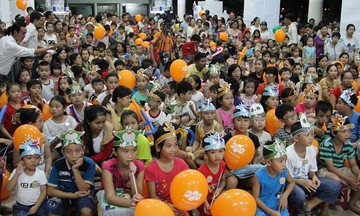 Trẻ em Ninh Thuận thích thú với 'Lâu đài kỳ diệu'