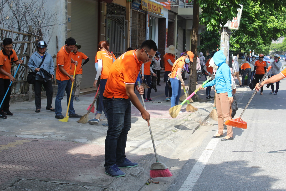 <p> Sau khi chạy roadshow, hơn 60 CBNV chi nhánh bắt tay ngay vào việc quét dọn các tuyến phố để gìn giữ phố phường xanh sạch đẹp.</p>