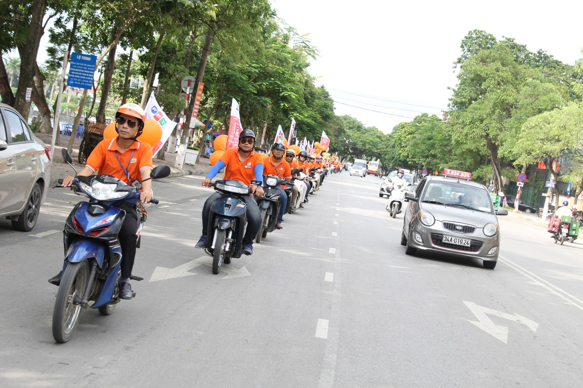 <p> Hình ảnh các chàng trai cô gái áo cam với cờ FPT và bóng bay cùng màu nổi bật trên các tuyến phố, thu hút được sự chú ý của đông đảo người dân.</p>