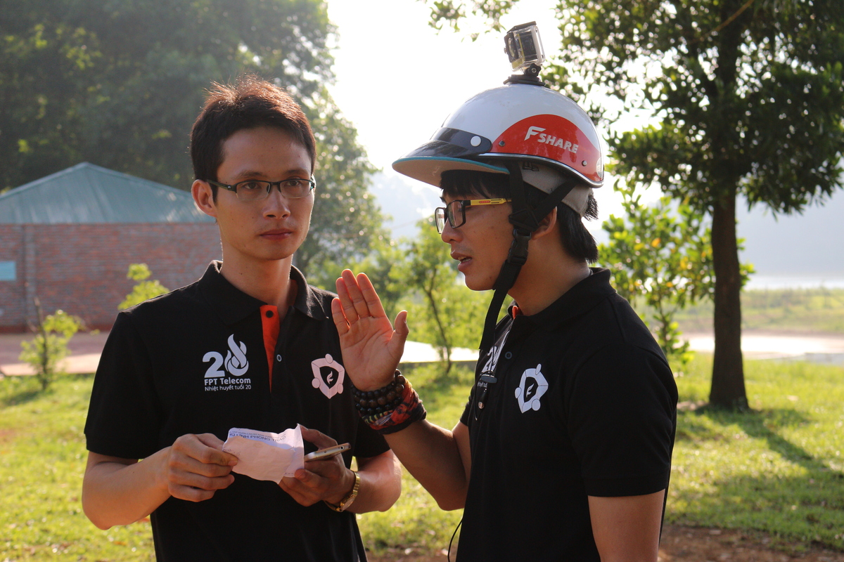 <p> Chàng trai hotboy Phan Nhật, cán bộ Tổng hội FPT Telecom, phổ biến luật chơi đội trưởng các đội.</p>