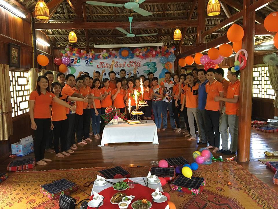 <p> Ngày 26/7, <strong>FPT Telecom Sơn La</strong> chào đón sinh nhật 3 tuổi với nhiều hoạt động sôi nổi. Hơn 40 CBNV và khách mời đã tụ hội về khu sinh thái Vọng Cảnh để tham gia buổi lễ sinh nhật đơn giản nhưng ấm áp.</p>
