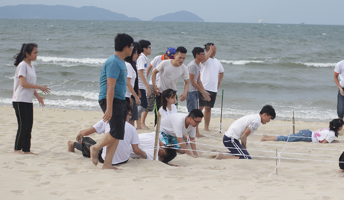 <p style="text-align:justify;"> Học viên còn trải qua những nội dung thi đấu đồng đội ngoài bãi biển. Mục đích giúp kết nối tinh thần đồng đội, hòa nhập và nâng cao sự tự tin cũng như kỹ năng làm việc và lãnh đạo nhóm.</p>