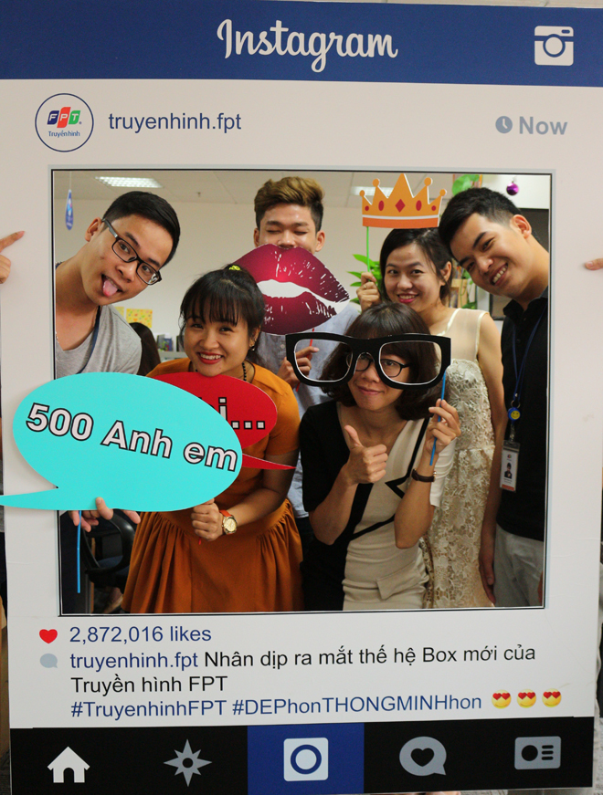 <p class="Normal"> Trưởng Ban Phùng Thu Trang (thứ hai từ trái qua) dẫn "500 anh em" Ban Truyền thông cùng "đọ sắc" trên "trang instagram" của Truyền hình FPT.</p>