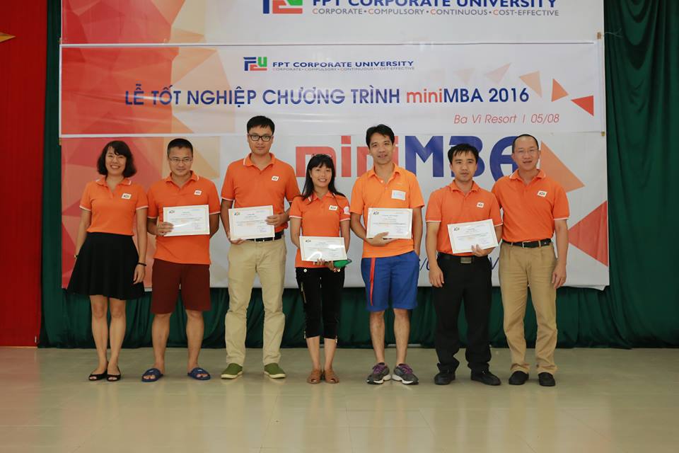 <p> Tại sự kiện, FCU cũng đã tổ chức lễ sơ kết năm nhất cho các học viên MiniMBA khóa 2016-2017. Trong ảnh, chị Trịnh Thu Hồng (trái), trao chứng chỉ cho các học viên đã hoàn thành.</p>