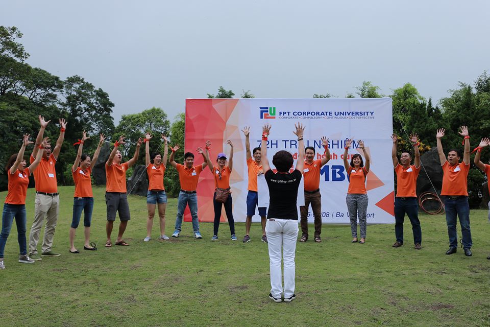 <p> Các thành viên đã được chia đội cùng tham gia thử thách đầu tiên như vẽ logo, tìm slogan và biểu diễn điệu nhảy tự sáng tác.</p>