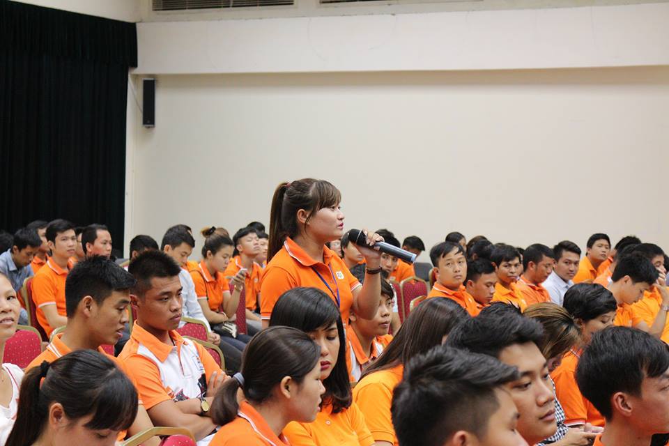 <p> Trong phần giao lưu với lãnh đạo các bộ phận như Chăm sóc khách hàng, Trung tâm Quản lý cước, Trung tâm Phát triển và Quản lý Hạ tầng Viễn thông miền Bắc, Công ty TNHH Hạ tầng Viễn thông miền Bắc... CBNV đã đặt rất nhiều câu hỏi liên quan đến việc phối hợp giữa các đơn vị này với kinh doanh. Tất cả các quản lý cao cấp đều cam kết đảm bảo "hậu phương" vững chắc, sẵn sàng giải đáp mọi khó khăn, vướng mắc để hỗ trợ cho các salesman bán hàng thuận lợi.</p>