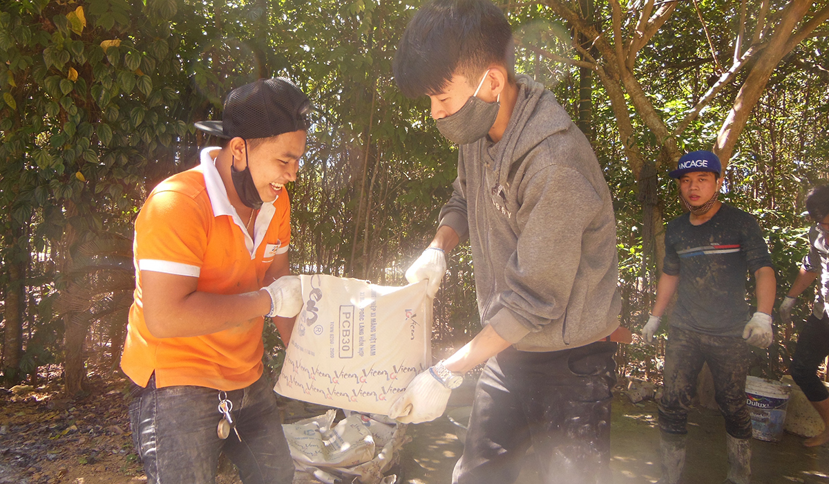 <p class="Normal" style="text-align:justify;"> Tuy gặp không ít khó khăn trong công tác thực hiện, song đoàn vẫn cố gắng hỗ trợ nhau, nụ cười vẫn luôn hiện diện trên gương mặt các sinh viên giữa cái nắng gay gắt của huyện Hòa Vang.</p>