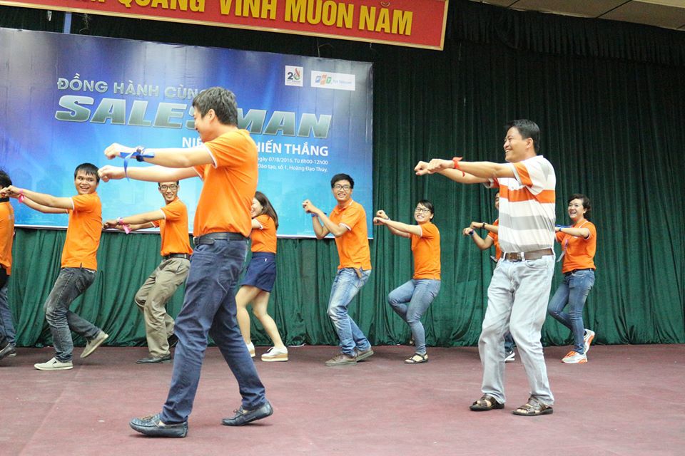 <p> Xen kẽ trong chương trình là các trò chơi vui nhộn. Nổi bật trong đó là thử thách "Làm theo lãnh đạo" với màn nhảy "bá đạo" của các sếp FPT Telecom đã mang lại nhiều tiếng cười sảng khoái.</p>