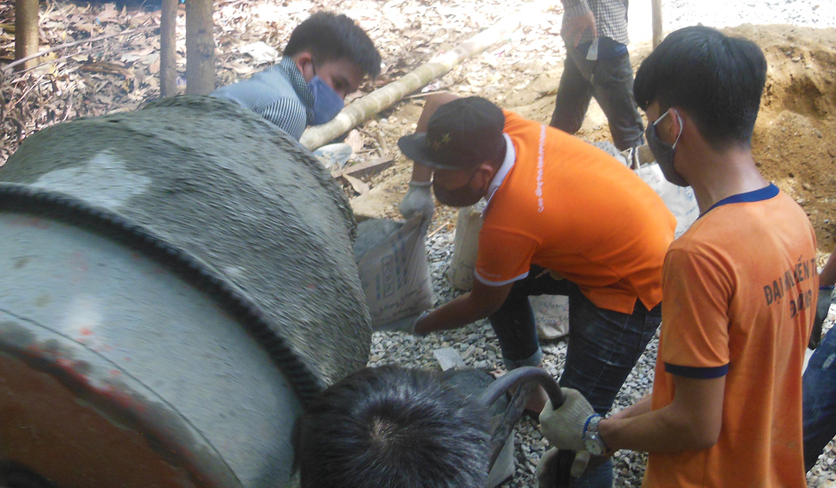 <p style="text-align:justify;"> Do thời tiết mùa hè nắng nóng nên đoàn phải làm việc từ rất sớm và rút ngắn thời gian nghỉ trưa để đảm bảo đúng tiến độ. </p>