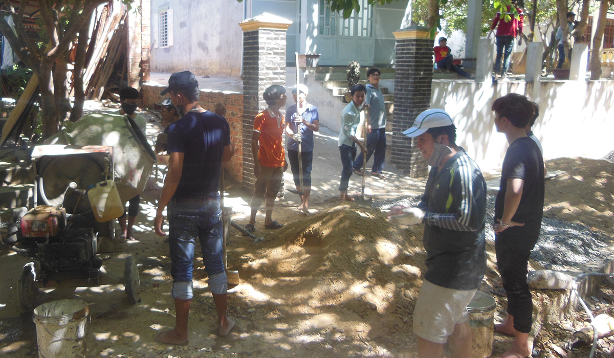 <p style="text-align:justify;"> Đoàn còn nhận sự hỗ trợ tối đa từ người dân địa phương để chung tay hoàn thành tuyến đường bê tông. </p>