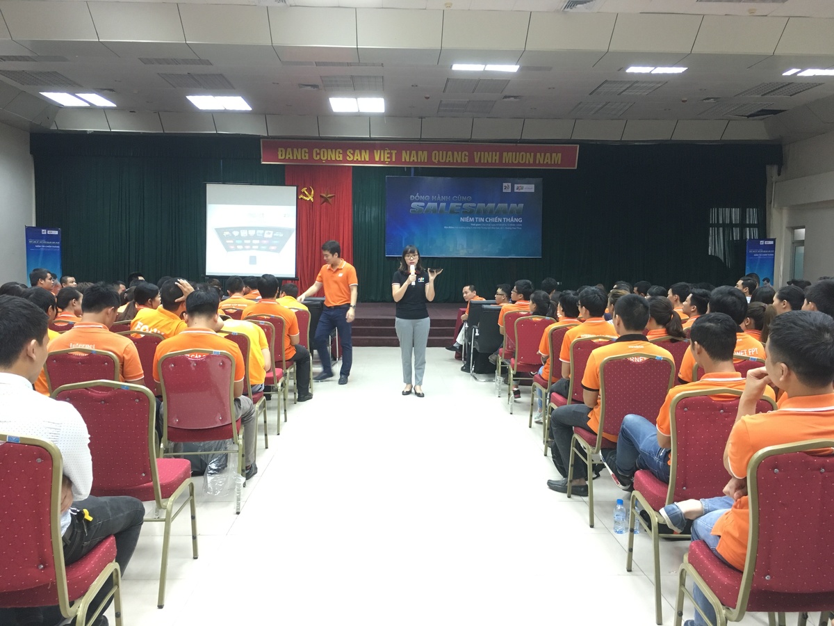 <p class="Normal"> Đặc biệt, phần được nhiều salesman quan tâm trong chương trình là những chia sẻ chi tiết của chị Tô Nam Phương - Phó GĐ Truyền hình FPT về các điểm mới của bộ giải mã thế hệ mới<a href="http://chungta.vn/tin-tuc/kinh-doanh/truyen-hinh-fpt-ra-mat-bo-giai-ma-the-he-moi-made-by-fpt-50956.html"><strong> FPT TV 2016</strong></a>. Sản phẩm được ra mắt vào ngày 28/7 với nhiều cải tiến nổi bật về tiện ích, thiết kế và đặc biệt là phần mềm được chính những chuyên gia công nghệ FPT phát triển.</p> <p class="Normal"> "Đây là sản phẩm hoàn toàn do người Việt làm, tất cả từ ý tưởng, bản vẽ, dòng lệnh, sản xuất... đều ở trong đất nước hình chữ S. Đó là trí tuệ của FPT, mang lại sự tự tin tuyệt đối cho salesman khi tư vấn cho khách hàng", anh Kiên bày tỏ.</p>