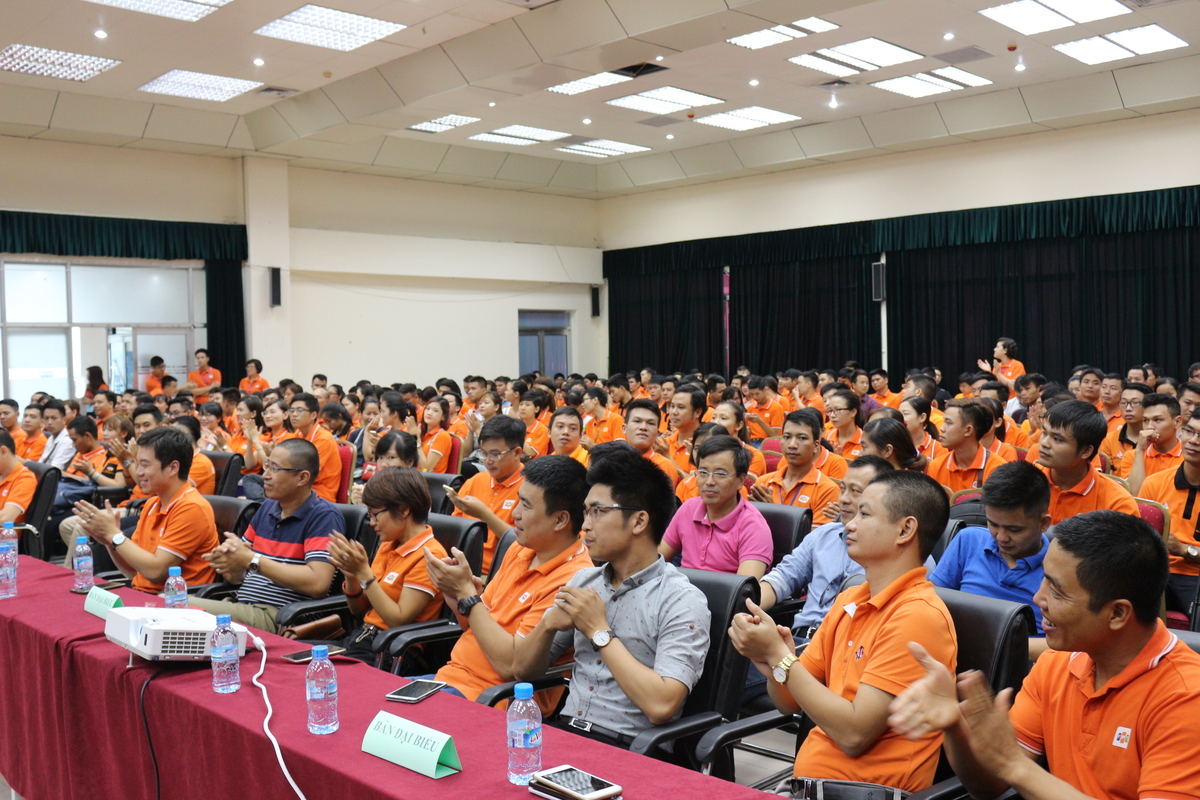 <p> Trong chương trình "Đồng hành cùng salesman" với chủ đề "Niềm tin chiến thắng" được tổ chức ngày 7/8 tại tòa nhà số 1, Hoàng Đạo Thúy, Hà Nội, hơn 500 nhân viên kinh doanh Vùng 1 đã được lắng nghe chia sẻ của lãnh đạo về bức tranh kinh doanh FPT Telecom 2 năm gần đây, định hướng chiến lược, ứng dụng phát triển công nghệ trong kinh doanh.</p>