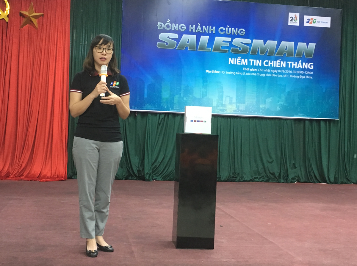 <p class="Normal"> "Truyền hình FPT nói riêng và FPT Telecom nói chung luôn nỗ lực cải tiến, sáng tạo sản phẩm để đón đầu xu hướng, tạo lợi thế cho salesman khi bán hàng. Nhưng mọi khoảng cách về công nghệ không phải là an toàn, quan trọng là chính bản thân các bạn phải nỗ lực, đam mê công việc, có niềm tin chiến thắng để luôn là vùng dẫn đầu", chị Phương nhắn nhủ.</p>