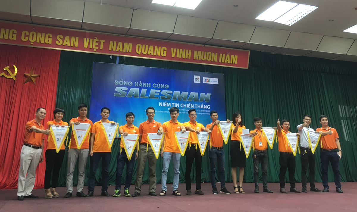 <p> Trong buổi chia sẻ, các lãnh đạo cũng đã tôn vinh 14 nhân viên kinh doanh xuất sắc nhất của Vùng 1 trong 6 tháng vừa qua.</p>