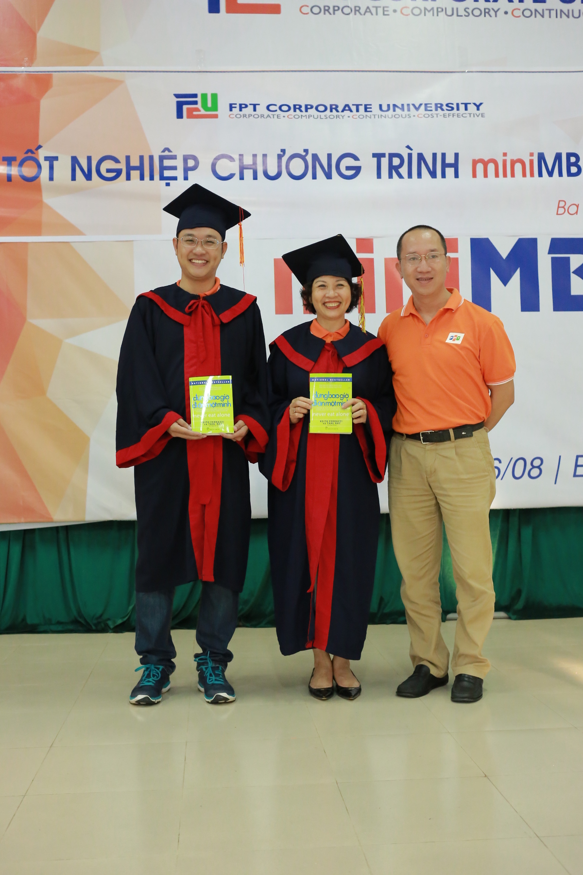 <p> Anh Chu Quang Huy, FPT Retail, và chị Lê Thị Loan, ĐH FPT, khóa 2015-2016, được vinh danh là học viên Tiêu biểu. Trong đó, anh Huy còn là người trẻ nhất tốt nghiệp chương trình FPT miniMBA.</p>