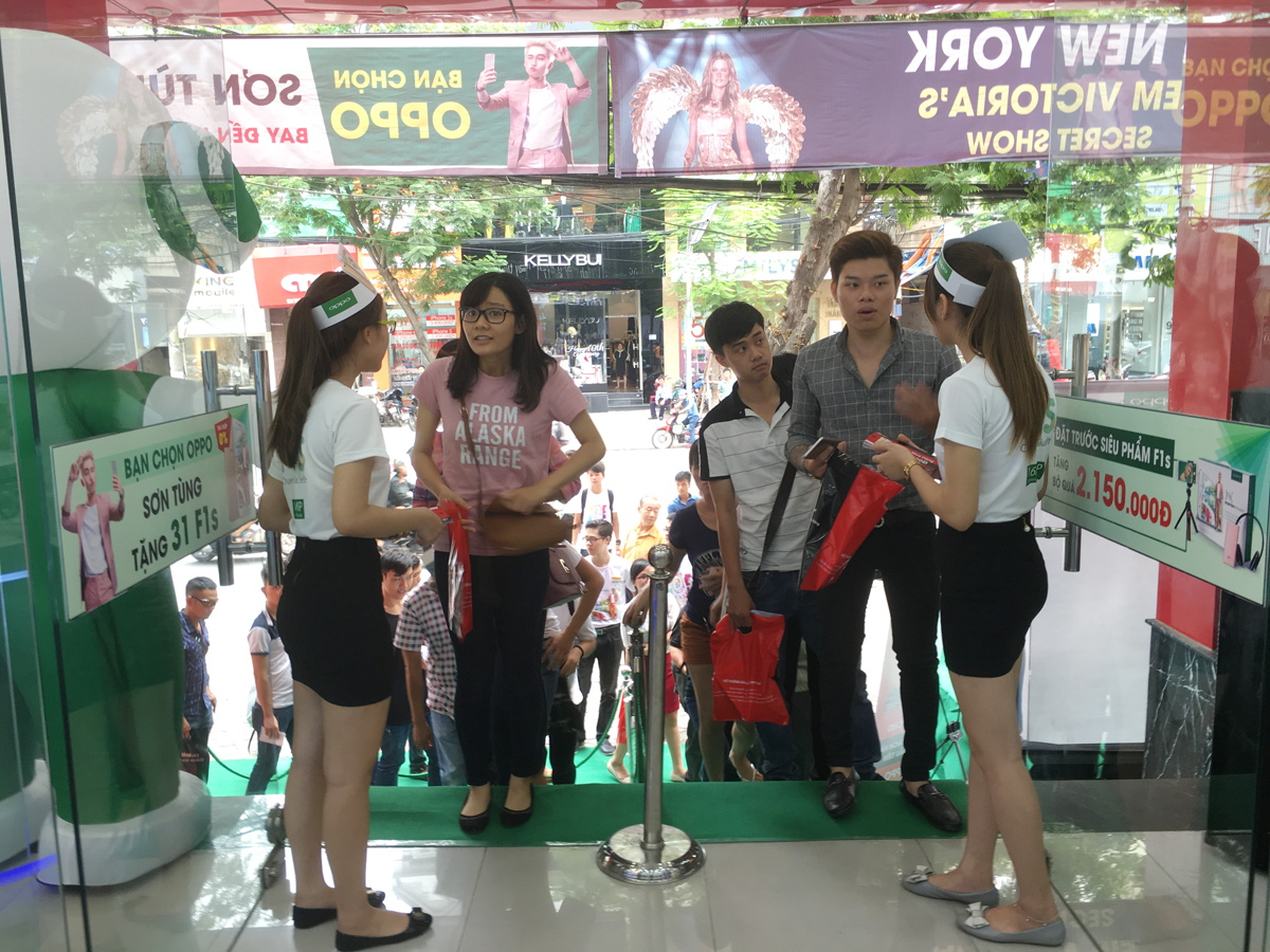 <p> FPT Shop 45 Thái Hà ưu đãi tặng phiếu mua hàng trị giá 800.000 đồng cho 50 khách hàng đầu tiên. Ước tính khoảng 400 người đến tham quan và mua sắm. </p>