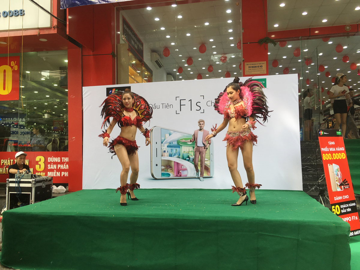 <p> <strong>Tại Hà Nội</strong>, sự kiện mở bán Oppo F1s được tổ chức tại FPT Shop 45 Thái Hà. </p>