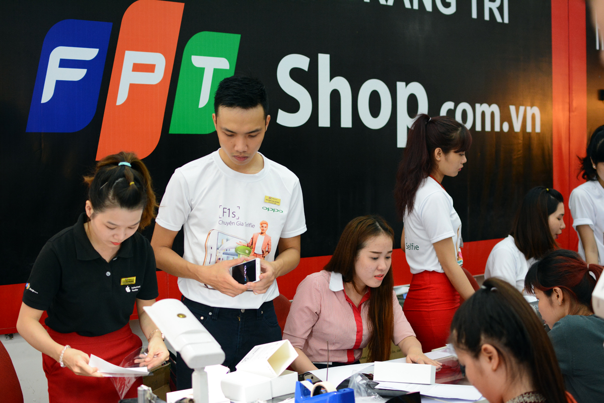 <p> Từ sáng sớm, hàng trăm lượt khách đã đến FPT Shop 202 Nguyễn Thị Minh Khai để hoàn tất các thủ tục nhận máy.</p>