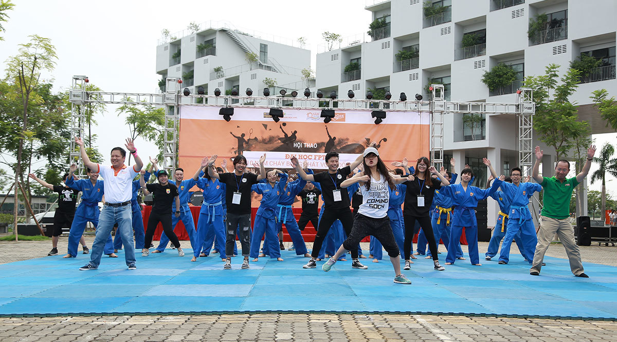 <p class="Normal"> Dancer Lê Vy, giáo viên dạy Rumba, đã lôi kéo sinh viên và CBNV nhảy điệu Rumba cộng đồng trên nền nhạc sôi động. Không ngần ngại, Hiệu trưởng Đàm Quang Minh cũng hòa cùng sinh viên trong điệu nhảy bốc lửa.</p>
