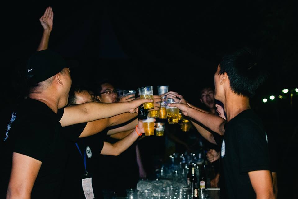 <p> Buổi tối, mọi người quây quần tham gia đêm nhạc DJ trong khuôn khổ Hội thao 10 năm thành lập ĐH FPT. Những ly bia được nâng lên trong niềm vui hân hoan để chào mừng ĐH FPT tròn 10 tuổi. </p>